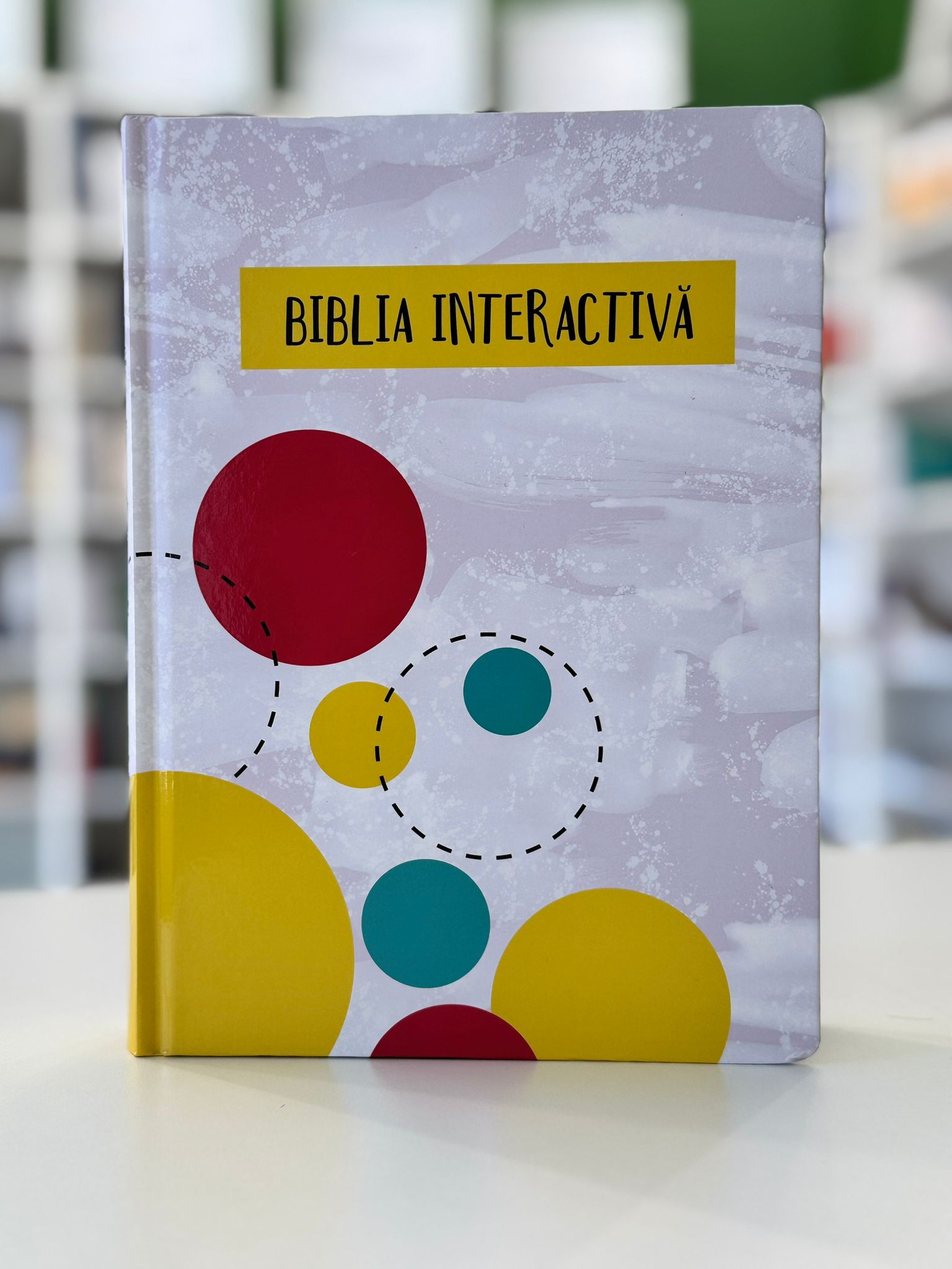 Biblia interactiva cu coperta cartonata