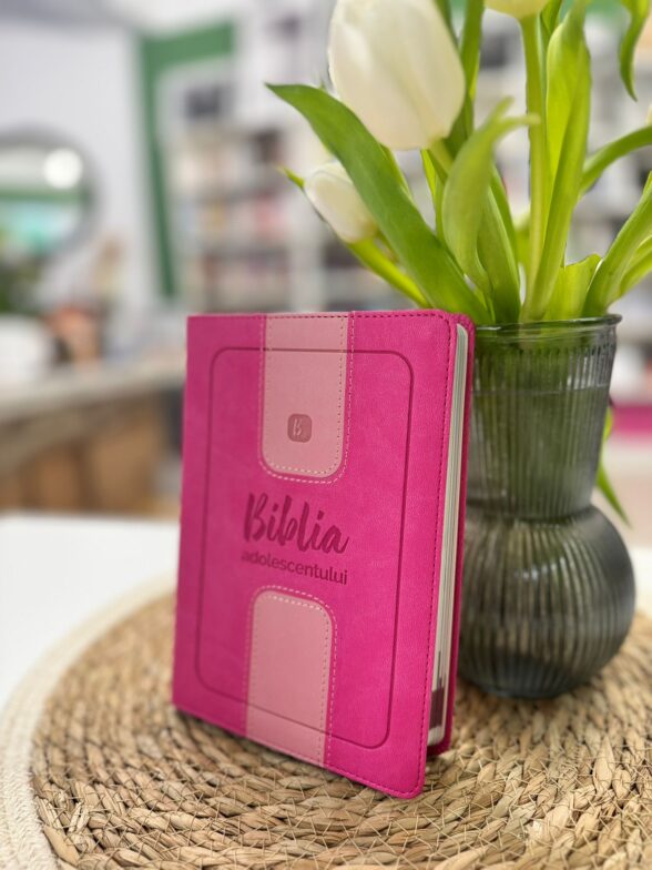 Biblia adolescentului cu coperta roz